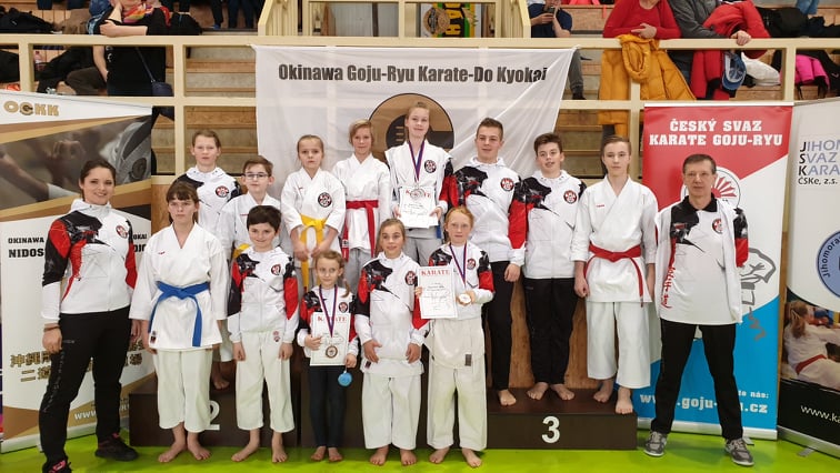 Trenéři Monika Blešová a Ladislav Havel se závodníky oddílu Karate TJ Slavia Kroměříž z.s.
